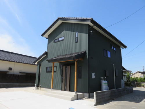 欧米風の外観とひのきの床を使用した4人家族のためのお家 有限会社 皆戸中建築施工事例 浜松市 工務店 静岡県浜松市で木の香る自然素材の家や子育てにやさしい家を手掛ける住宅会社