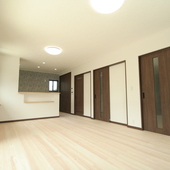 欧米風の外観とひのきの床を使用した4人家族のためのお家｜注文住宅｜浜松
