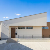 光と影が表情を生み出す住まい